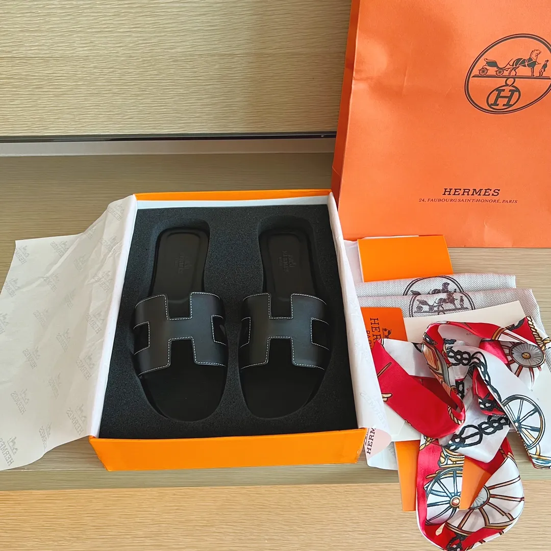👟👟Ex-factory price👟👟Ex-factory price 480👟👟Hermès) The packaging has been upgraded, and the layout and workmanship materials have been upgraded. Hermes®🔴Handmade Shoes👟👟 👟👟 Product Hermes Slippers🐎 —————————— The 2023 early spring new model is the same as the original version, purely handmade by masters! ❥High-end customization, exclusive products, industry❥Using: Hermers upper: Italian imported cowhide + original custom-grade Australian sheepskin feet + genuine leather outsole (pursuing walking comfort) 👟👟 ~~〰〰〰〰❥ Packaging: ✔🚦Pay attention to the exclusive packaging 〰Original quality on sale━━━���Hermes━━━━━ size: 35-40 (34.41.42 custom-made, non-refundable)
